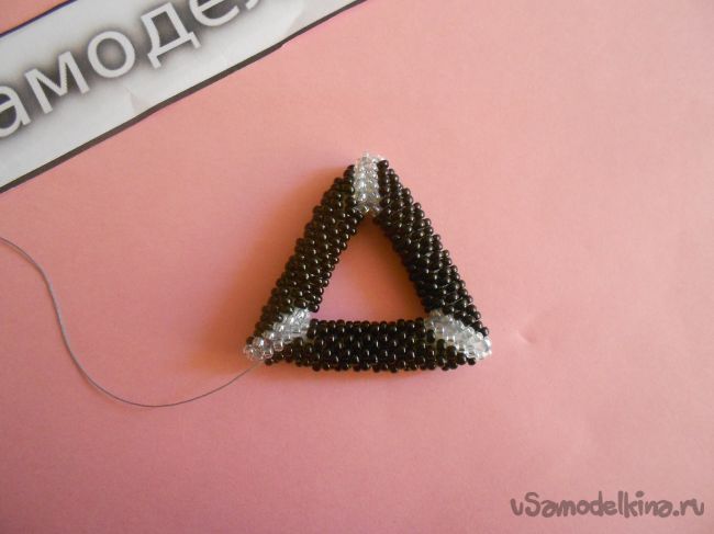 Кулон «Треугольник» из бисера