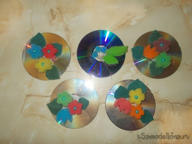 Зеркальное украшение из компакт-дисков и поролоновых губок для ванной комнаты