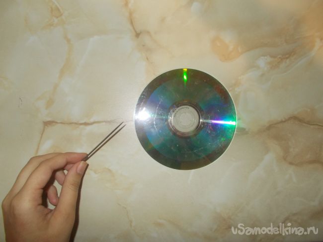 Зеркальное украшение из компакт-дисков и поролоновых губок для ванной комнаты