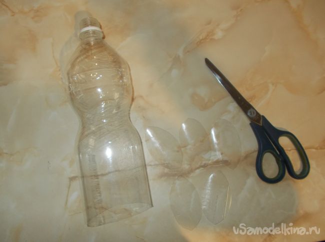 Украшение из пластиковых бутылок, бисера и стаканчиков для дома.