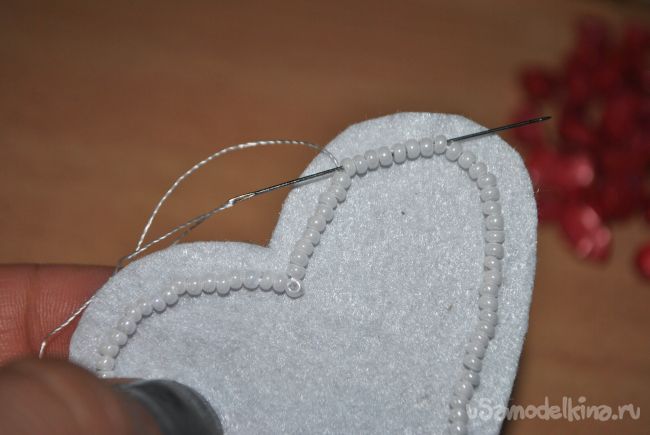 Кулон в форме сердца из скола камней с бисером