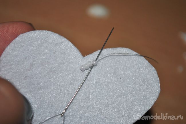 Кулон в форме сердца из скола камней с бисером