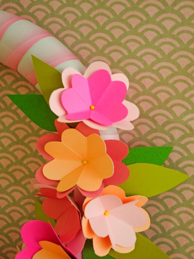 Весенний венок из бумажных цветов