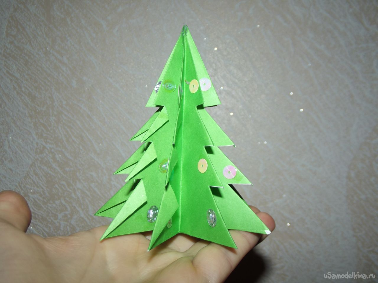 Новогодняя открытка с елкой оригами