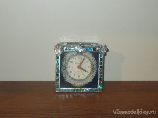 Часы с корпусом, декорированным рамкой из фольги и компакт-дисков