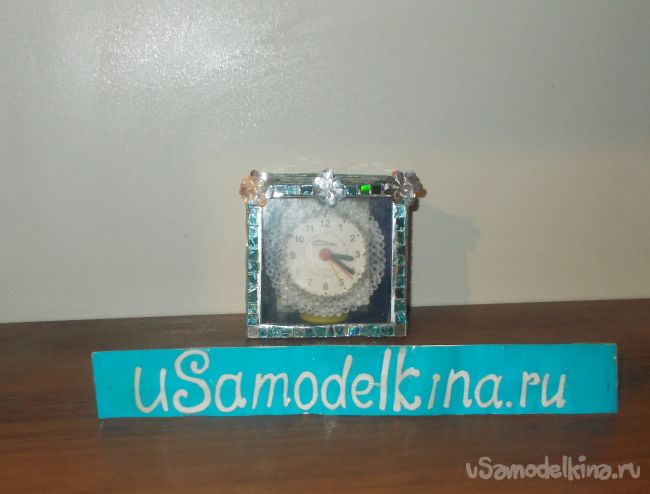 Часы с корпусом, декорированным рамкой из фольги и компакт-дисков