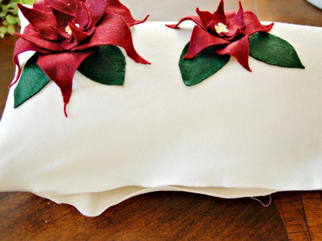 Рождественская подушка с декорацией «Пуансеттия»