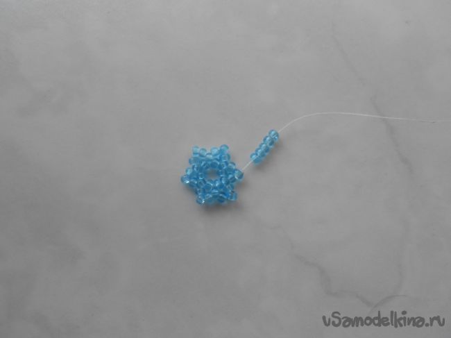 Кружевной браслет из бисера «Голубые блики»