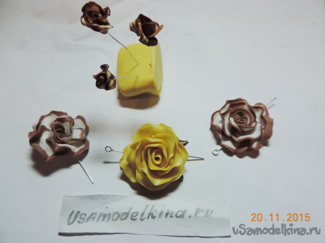 Ожерелье с кофейными зернами и шоколадными розами из пластики