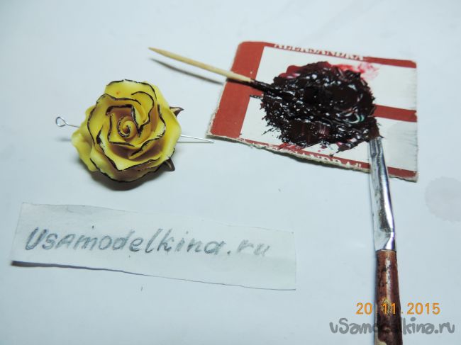 Ожерелье с кофейными зернами и шоколадными розами из пластики