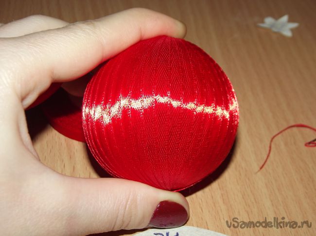 Елочная игрушка из красной ленты