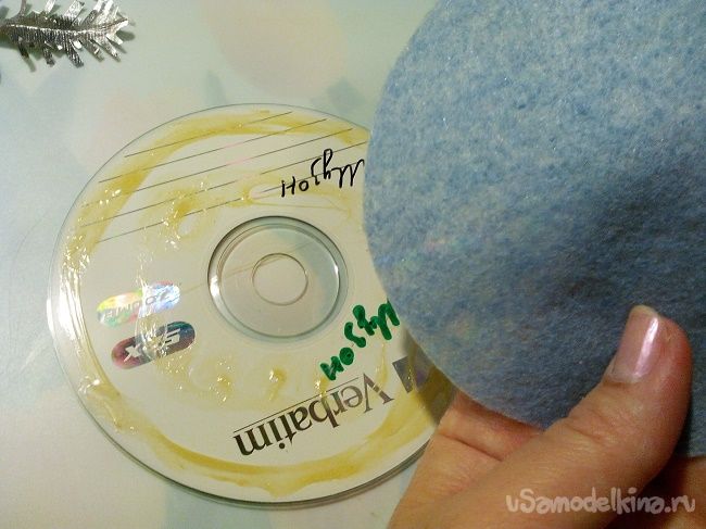 Новогодние украшения-снежинки из CD-дисков