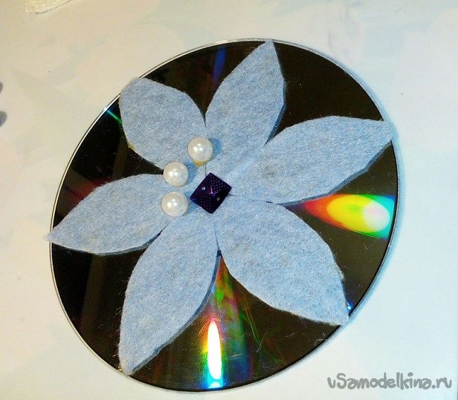 Новогодние украшения-снежинки из CD-дисков