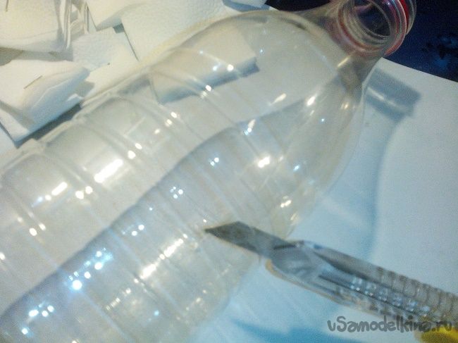 Настольная заснеженная елочка из салфеток и пластиковой бутылки