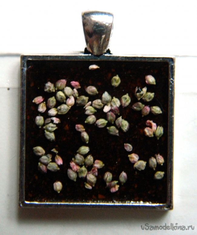 Кулон с маленькими цветочками и семенами