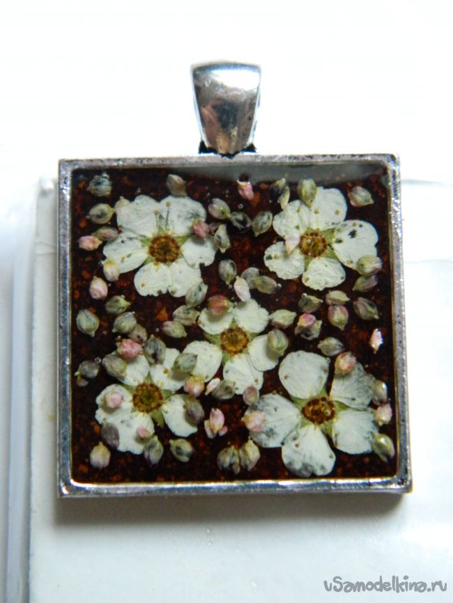Кулон с маленькими цветочками и семенами