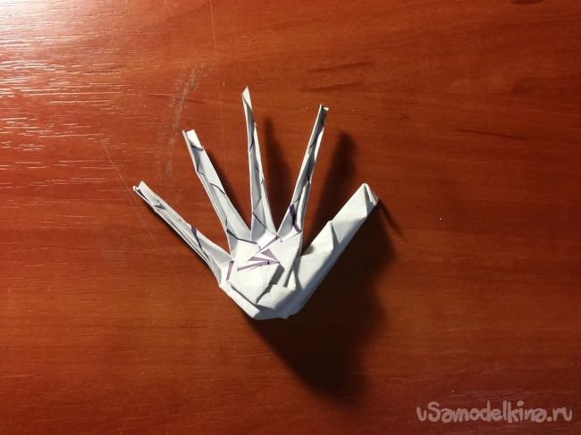 Пугающая  оригами рука скелета из бумаги