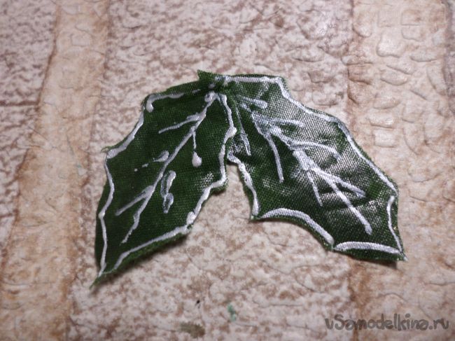 Гирлянда с листьями падуба из бросового материала