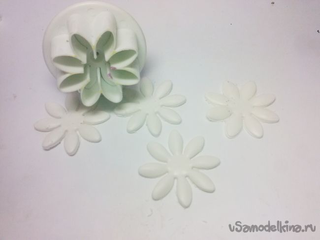 Заколка с белыми цветочками из полимерной глины