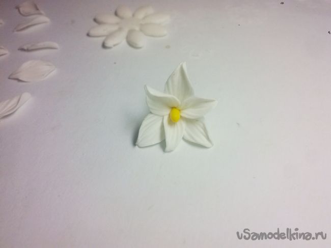 Заколка с белыми цветочками из полимерной глины