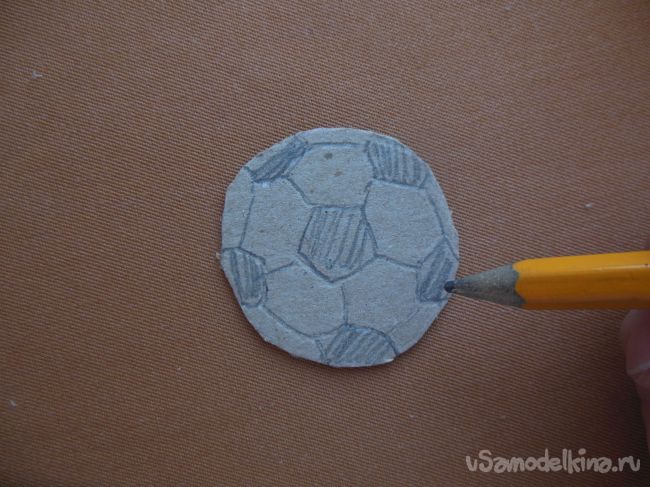 Брелок «Футбольный мяч» из пластиковых бутылок