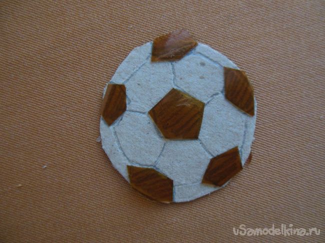 Брелок «Футбольный мяч» из пластиковых бутылок
