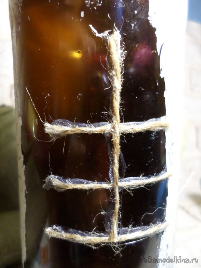 Заснеженный домик из стеклянной бутылки