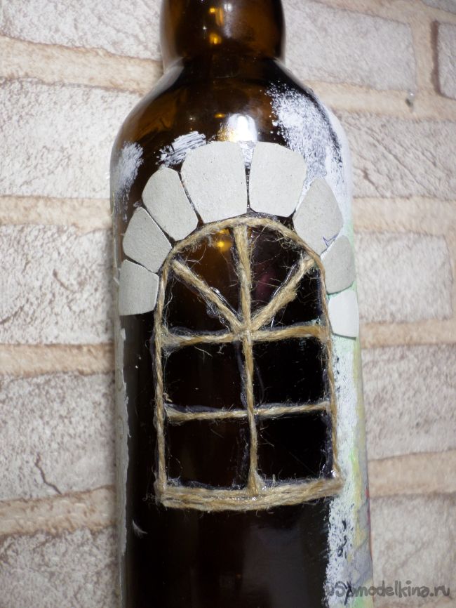 Заснеженный домик из стеклянной бутылки