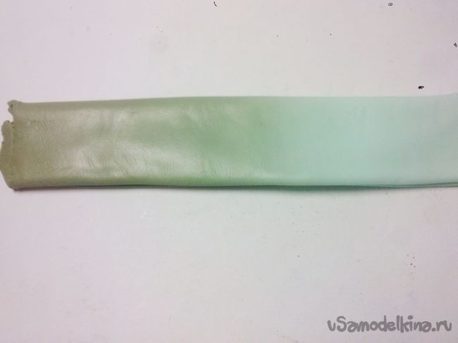 Заколка с зелеными эустомами из полимерной глины