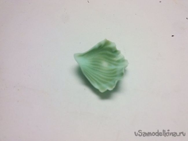 Заколка с зелеными эустомами из полимерной глины