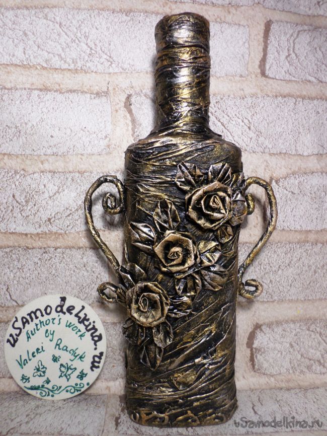 Декоративная бутылочка с объёмными розами и кракелюром на ПВА