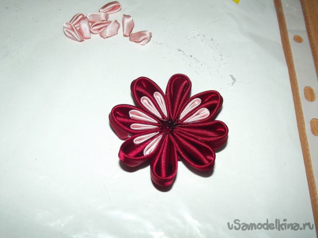 Украшение канзаши на шапочку в бежево-бордовом цвете