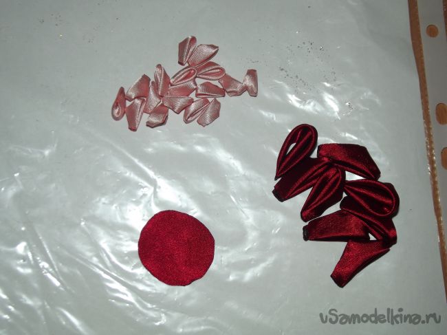 Украшение канзаши на шапочку в бежево-бордовом цвете