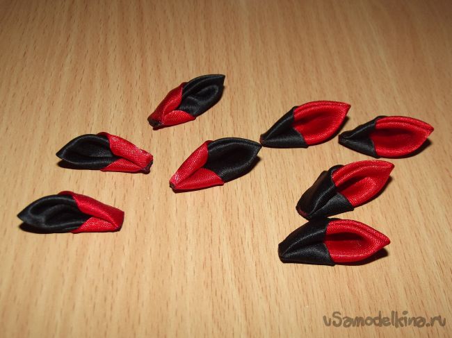 Красно-черный цветок канзаши из двойных лепестков