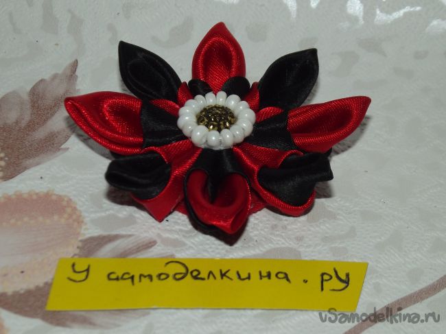 Красно-черный цветок канзаши из двойных лепестков