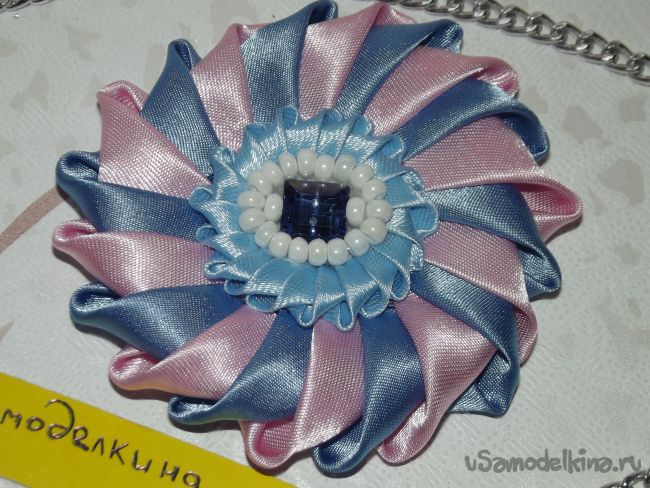 Нежное украшение канзаши в розовом и голубом цвете